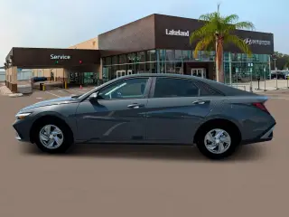 Hyundai ELANTRA 2025 SE 4p Sedana
