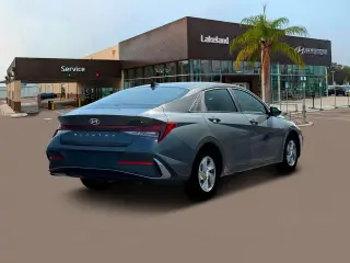 Hyundai ELANTRA 2025 SE 4p Sedana