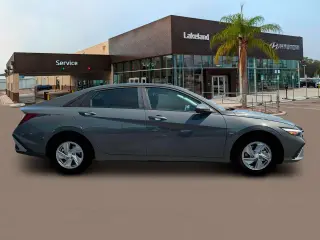 Hyundai ELANTRA 2025 SE 4p Sedana