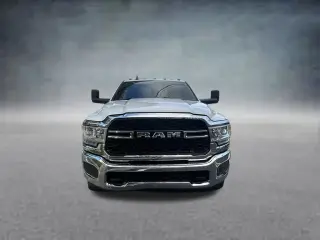 Ram 3500 2022 4x4 Tradesman 4p Camión de cabina doble 8 ft. LB DRW