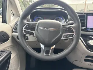 Chrysler Pacifica 2024 Touring L 4p Minivan