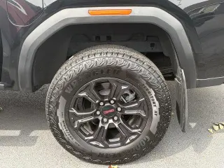 GMC Canyon 2025 4x4 Elevation Cabina tripulada 4 puertas Cajón corto de 5 pies