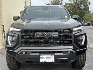 GMC Canyon 2025 4x4 Elevation Cabina tripulada 4 puertas Cajón corto de 5 pies