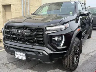 GMC Canyon 2025 4x4 Elevation Cabina tripulada 4 puertas Cajón corto de 5 pies