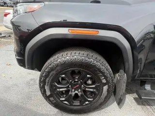 GMC Canyon 2025 4x4 Elevation Cabina tripulada 4 puertas Cajón corto de 5 pies