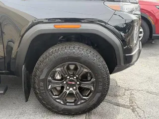 GMC Canyon 2025 4x4 Elevation Cabina tripulada 4 puertas Cajón corto de 5 pies