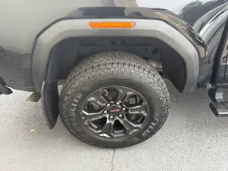 GMC Canyon 2025 4x4 Elevation Cabina tripulada 4 puertas Cajón corto de 5 pies