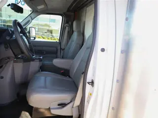 Ford E-Series 2024 E-350 SD 2 puertas entre ejes 138 pulgadas SRW chasis partido