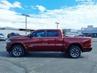 Ram 1500 2025 4x4 Laramie 4dr Crew Cab 5.6 ft. SB Pickup español