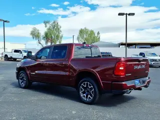 Ram 1500 2025 4x4 Laramie 4dr Crew Cab 5.6 ft. SB Pickup español