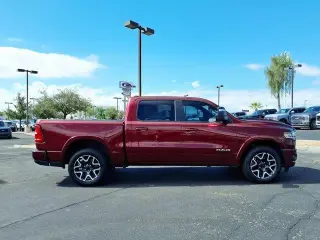 Ram 1500 2025 4x4 Laramie 4dr Crew Cab 5.6 ft. SB Pickup español