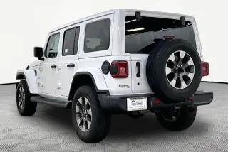 Jeep Wrangler Unlimited 2018 4x4 Sahara 4dr SUV (versión de mitad de año)