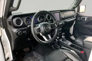 Jeep Wrangler Unlimited 2018 4x4 Sahara 4dr SUV (versión de mitad de año)