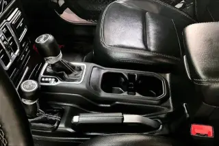Jeep Wrangler Unlimited 2018 4x4 Sahara 4dr SUV (versión de mitad de año)