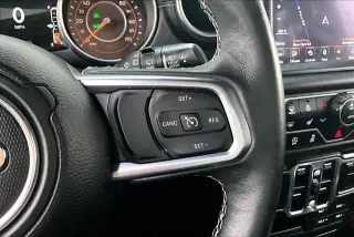 Jeep Wrangler Unlimited 2018 4x4 Sahara 4dr SUV (versión de mitad de año)