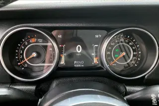 Jeep Wrangler Unlimited 2018 4x4 Sahara 4dr SUV (versión de mitad de año)