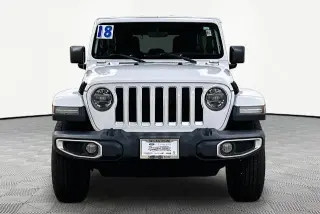 Jeep Wrangler Unlimited 2018 4x4 Sahara 4dr SUV (versión de mitad de año)