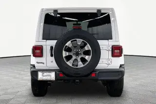 Jeep Wrangler Unlimited 2018 4x4 Sahara 4dr SUV (versión de mitad de año)