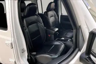 Jeep Wrangler Unlimited 2018 4x4 Sahara 4dr SUV (versión de mitad de año)