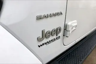 Jeep Wrangler Unlimited 2018 4x4 Sahara 4dr SUV (versión de mitad de año)