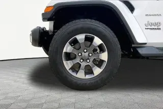 Jeep Wrangler Unlimited 2018 4x4 Sahara 4dr SUV (versión de mitad de año)