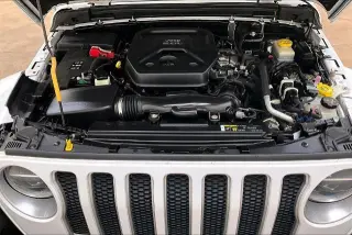 Jeep Wrangler Unlimited 2018 4x4 Sahara 4dr SUV (versión de mitad de año)