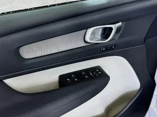 Volvo XC40 2023 AWD B5 Plus Bright Theme 4dr SUV