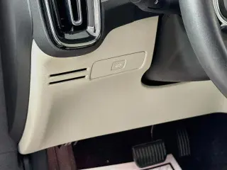 Volvo XC40 2023 AWD B5 Plus Bright Theme 4dr SUV