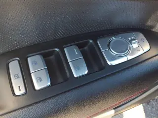 Genesis G70 2024 2.5T Sedán de 4 puertas Standard