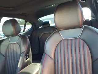 Genesis G70 2024 2.5T Sedán de 4 puertas Standard