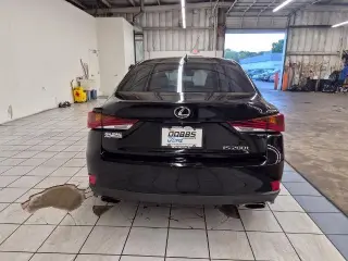 Lexus IS 200t 2017 4p Sedan