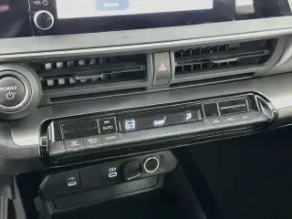 Toyota Prius 2024 LE 4p Hatchback