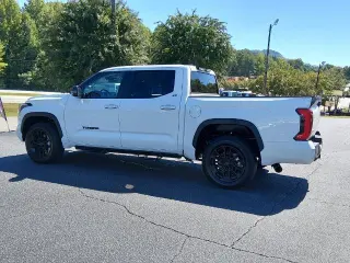 Toyota Tundra 2024 4x4 SR5 4dr CrewMax Cab Pickup SB