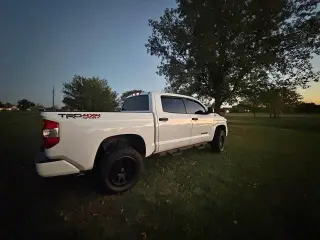 Toyota Tundra 2018 4x4 SR5 4dr CrewMax Cab Pickup SB (5.7L V8 FFV)
