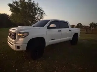 Toyota Tundra 2018 4x4 SR5 4dr CrewMax Cab Pickup SB (5.7L V8 FFV)