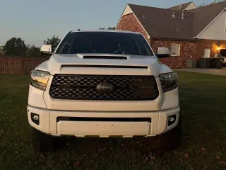 Toyota Tundra 2018 4x4 SR5 4dr CrewMax Cab Pickup SB (5.7L V8 FFV)