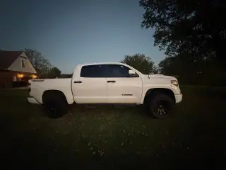 Toyota Tundra 2018 4x4 SR5 4dr CrewMax Cab Pickup SB (5.7L V8 FFV)