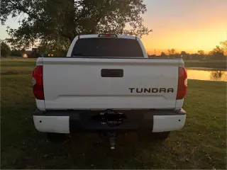 Toyota Tundra 2018 4x4 SR5 4dr CrewMax Cab Pickup SB (5.7L V8 FFV)