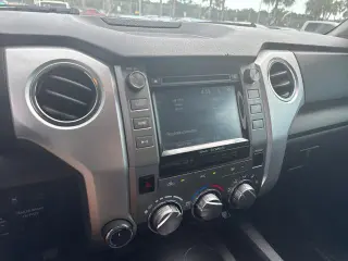 Toyota Tundra 2016 4x4 SR5 4dr CrewMax Cab Pickup SB (5.7L V8 FFV)