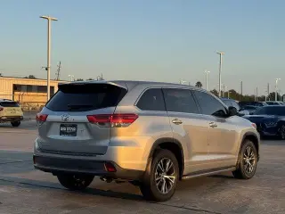 Toyota Highlander 2017 LE 4dr SUV (3.5L V6)