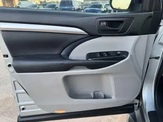 Toyota Highlander 2017 LE 4dr SUV (3.5L V6)