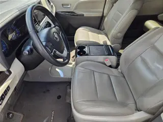Toyota Sienna 2015 XLE para 7 pasajeros con asiento de acceso automático 4p Minivan