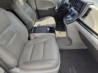 Toyota Sienna 2015 XLE para 7 pasajeros con asiento de acceso automático 4p Minivan