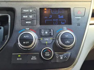 Toyota Sienna 2015 XLE para 7 pasajeros con asiento de acceso automático 4p Minivan