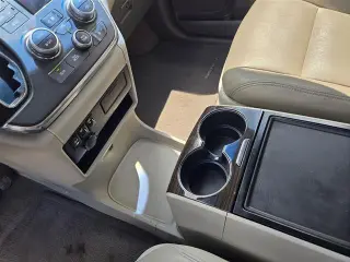 Toyota Sienna 2015 XLE para 7 pasajeros con asiento de acceso automático 4p Minivan