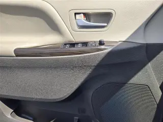 Toyota Sienna 2015 XLE para 7 pasajeros con asiento de acceso automático 4p Minivan