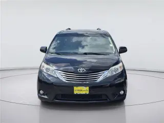Toyota Sienna 2015 XLE para 7 pasajeros con asiento de acceso automático 4p Minivan