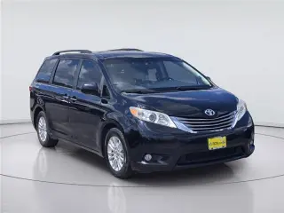 Toyota Sienna 2015 XLE para 7 pasajeros con asiento de acceso automático 4p Minivan