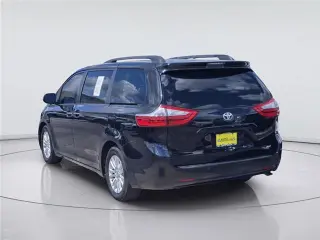 Toyota Sienna 2015 XLE para 7 pasajeros con asiento de acceso automático 4p Minivan