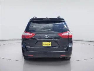 Toyota Sienna 2015 XLE para 7 pasajeros con asiento de acceso automático 4p Minivan